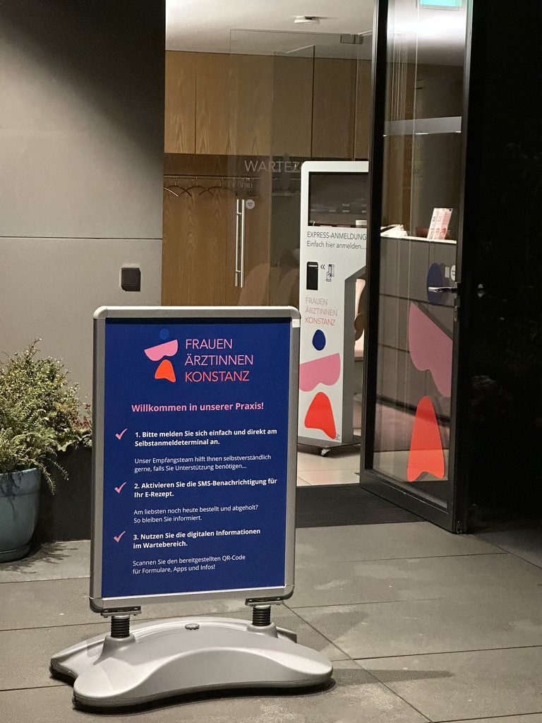 Willkommensschild und Self-Check-in im Eingang