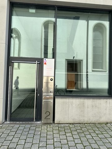 Barrierefreier Seiteneingang, Hausnummer 2